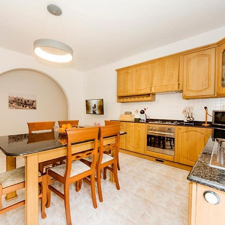 Central 3 Bedroom Entire Apartment Msida Bagian luar foto