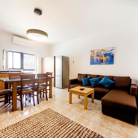 Central 3 Bedroom Entire Apartment Msida Bagian luar foto